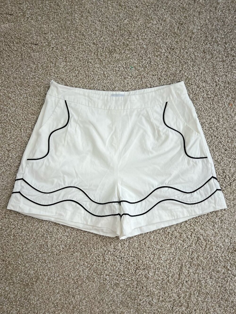 YLLW White Black Contrast Piping Tailored Shorts Coastal Preppy Resort Chic Sz L